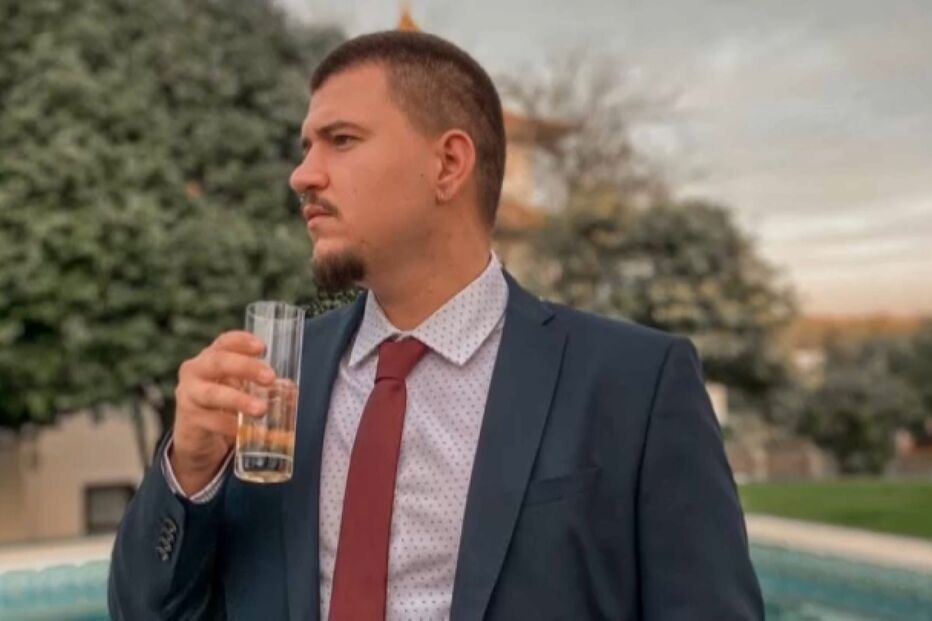 Homem mata jovem ao soco para se exibir às amigas