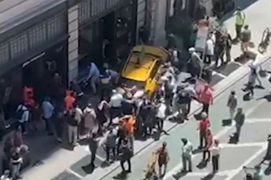 Seis feridos após táxi se ter despistado contra multidão 