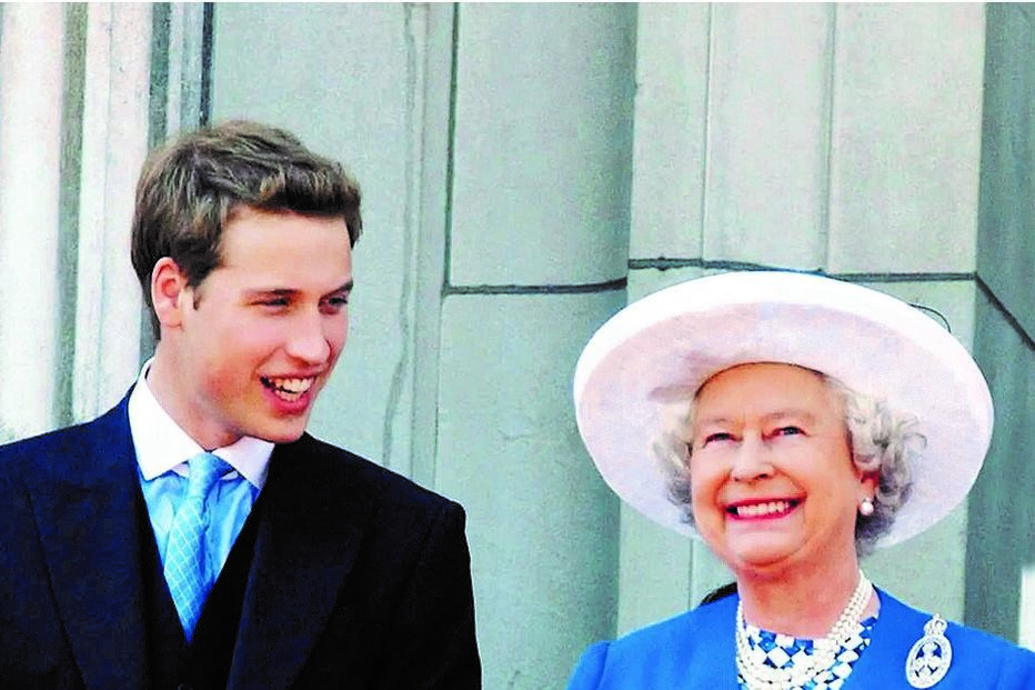 William com a avó, a rainha Isabel II