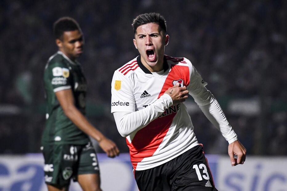 Enzo Fernández tem 21 anos e é jogador do River Plate  