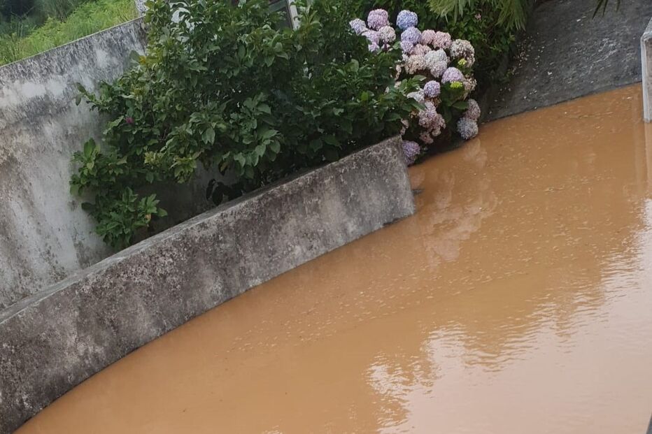 Rebentamento de conduta provoca inundação de garagem em Vila Nova de Gaia
