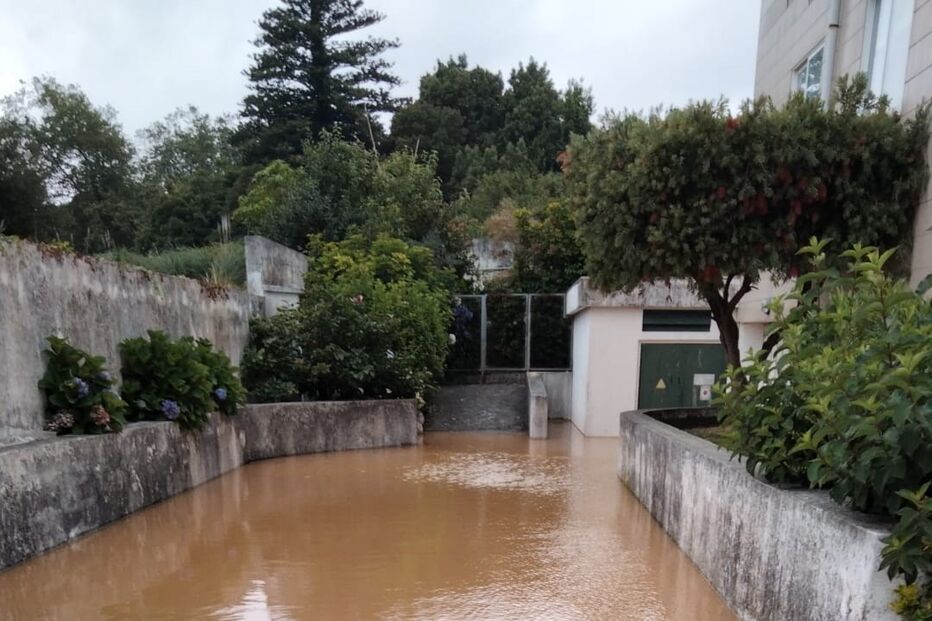 Rebentamento de conduta provoca inundação de garagem em Vila Nova de Gaia