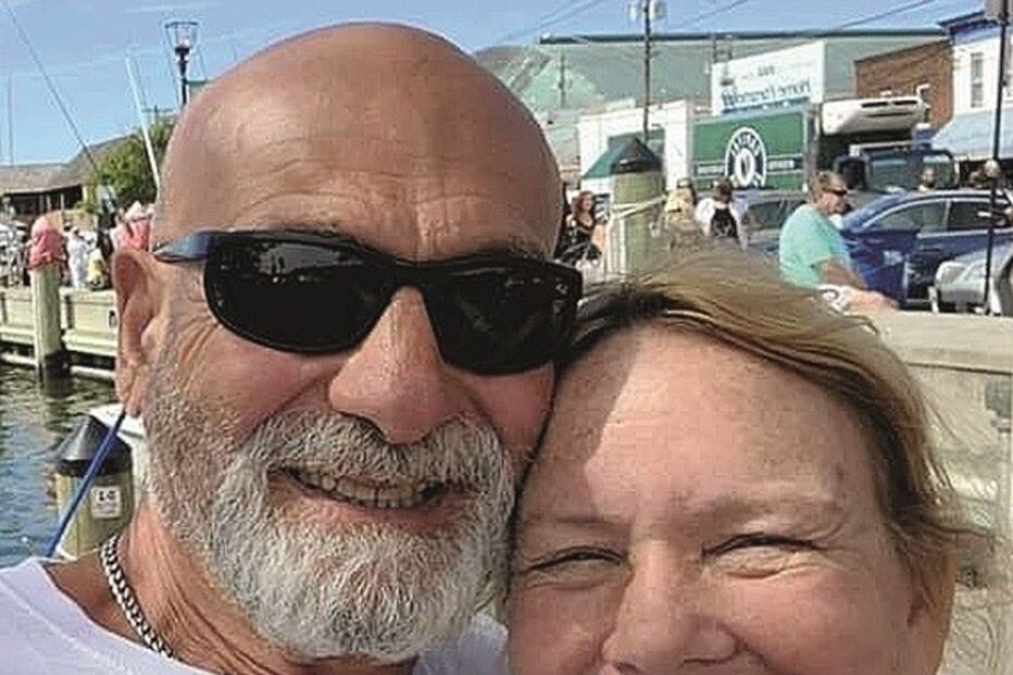 Yanni Nikopoulos e Dale Jones, de 65 anos, seguiam num veleiro 