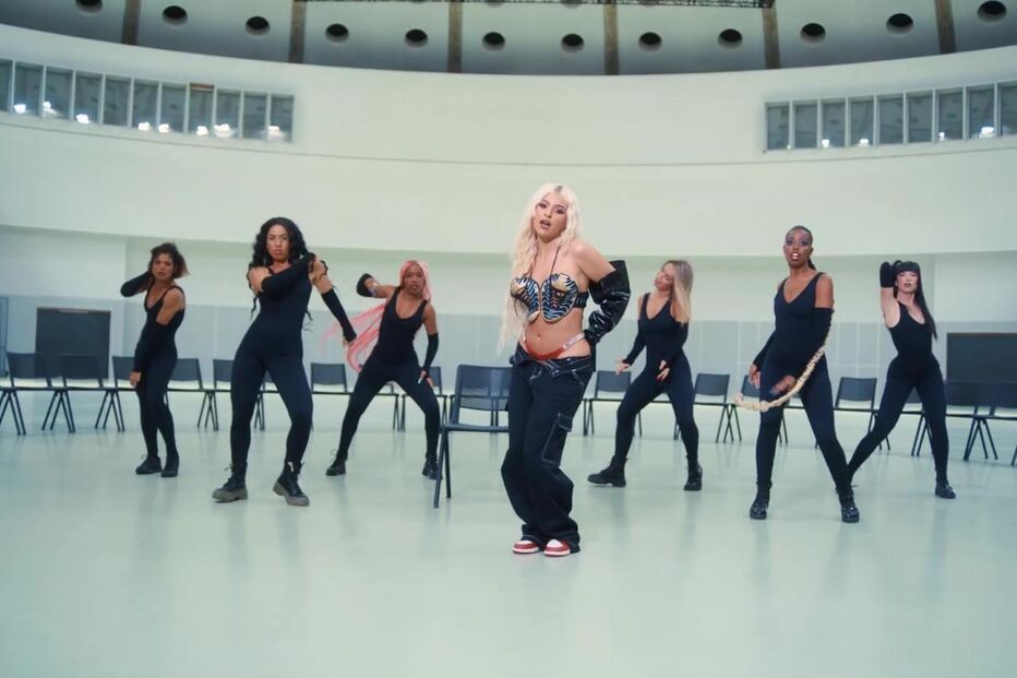 Bárbara Bandeira deu que falar com a sua versão mais ousada no videoclipe da música ‘Oh Não’, lançada no seu dia de aniversário. Seguidores comparam o seu look sensual ao de Kim Kardashian 