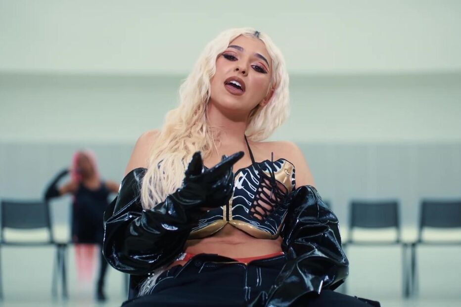 Bárbara Bandeira deu que falar com a sua versão mais ousada no videoclipe da música ‘Oh Não’, lançada no seu dia de aniversário. Seguidores comparam o seu look sensual ao de Kim Kardashian 