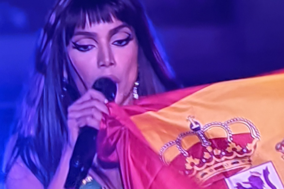 Anitta sobe ao palco do Rock in Rio com bandeira de Espanha e é alvo de críticas