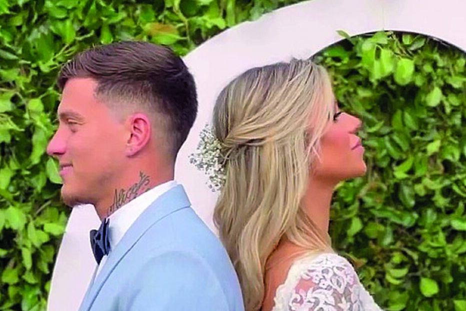 Casal partilhou algumas fotografias e vídeos com momentos da cerimónia  civil, que decorreu no sábado, no estado do Rio Grande do Sul, no Brasil, numa quinta. Três filhos do craque marcaram presença na festa 