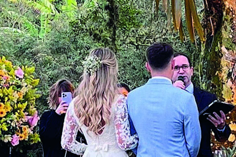 Casal partilhou algumas fotografias e vídeos com momentos da cerimónia  civil, que decorreu no sábado, no estado do Rio Grande do Sul, no Brasil, numa quinta. Três filhos do craque marcaram presença na festa 