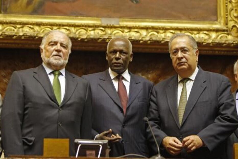 José Eduardo dos Santos ladeado por Manuel Alegre e Jaime Gama