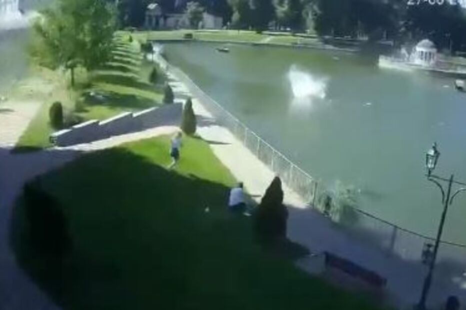 Vídeo mostra momento em que mísseis atingem centro comercial no centro da Ucrânia