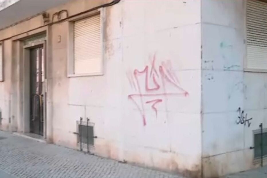 Mulher encontrada morta dentro de casa remexida em Odivelas