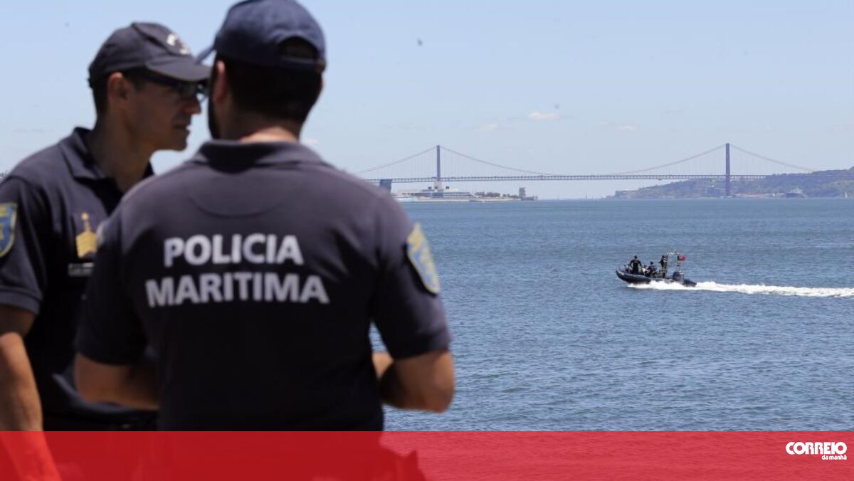 The Navy rescued five people from a sunken sailboat after interacting with killer whales in Sines.