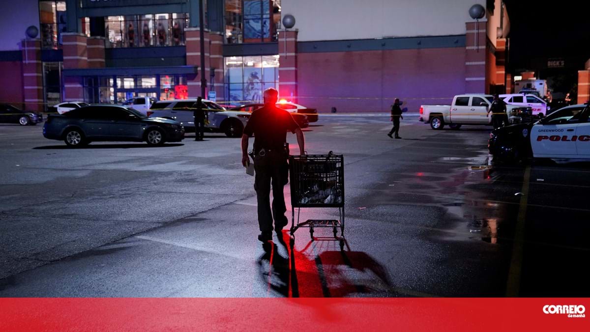 Shooting at US mall kills three