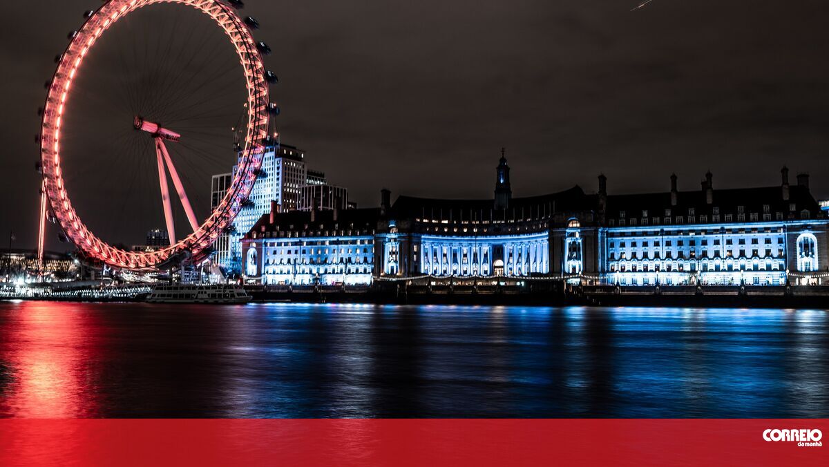 UK records hottest night during heatwave with temperatures above 40 degrees