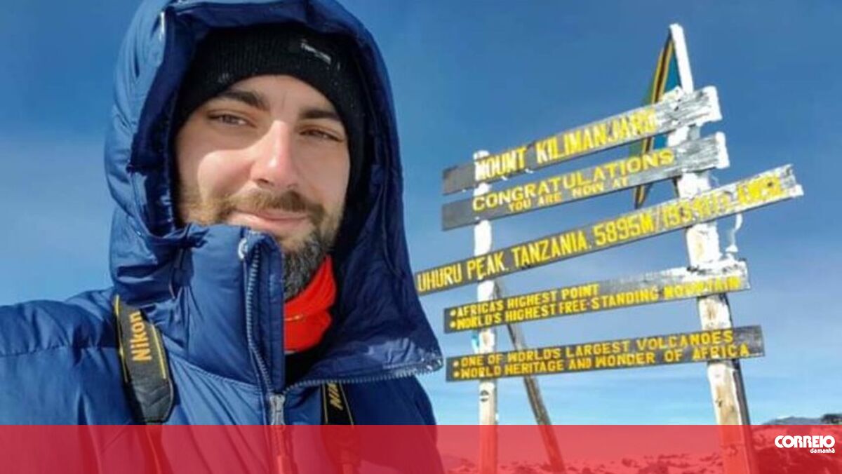 Former Portuguese journalist dies after being struck by lightning in Transylvania.  Fabio Gomes was walking in Montes Bucegi when he was struck by lightning.  As a result, he fell into a ravine.