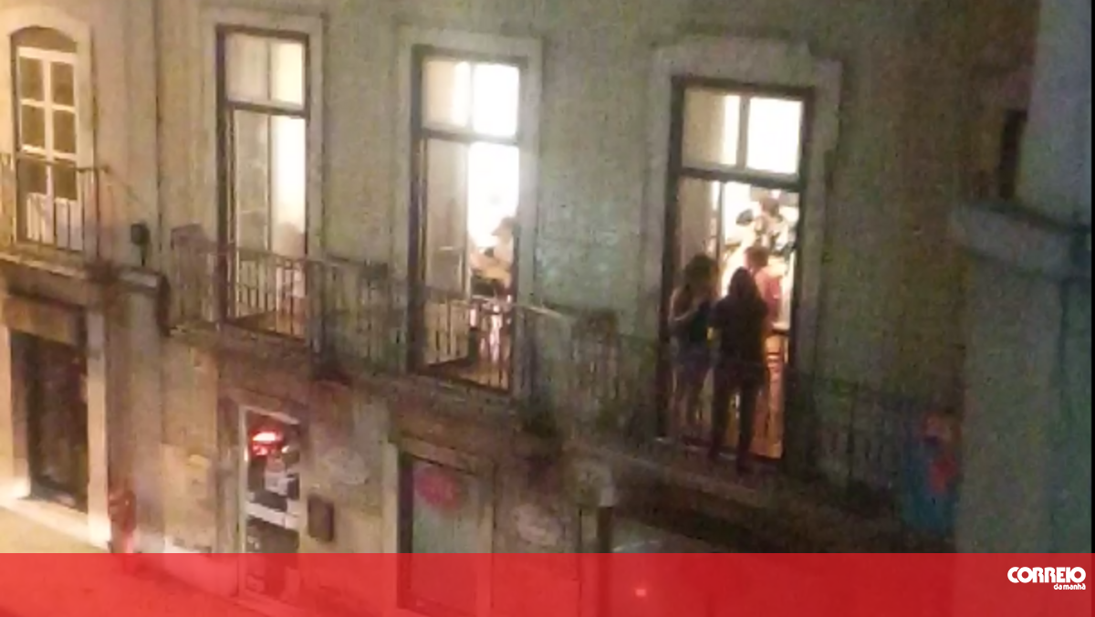 PSP called Bloco de Esquerda’s headquarters in Lisbon to crash an all-night party.  see images