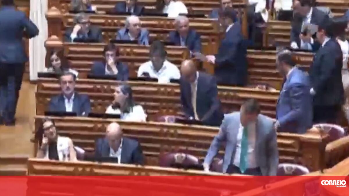 Andre Ventura accuses Santos Silva of being the “leader of the PS bench” and Chega leaves parliament.  “I am not impressed by the kicks or the loudness of the sound,” says the President of the Assembly of the Republic.