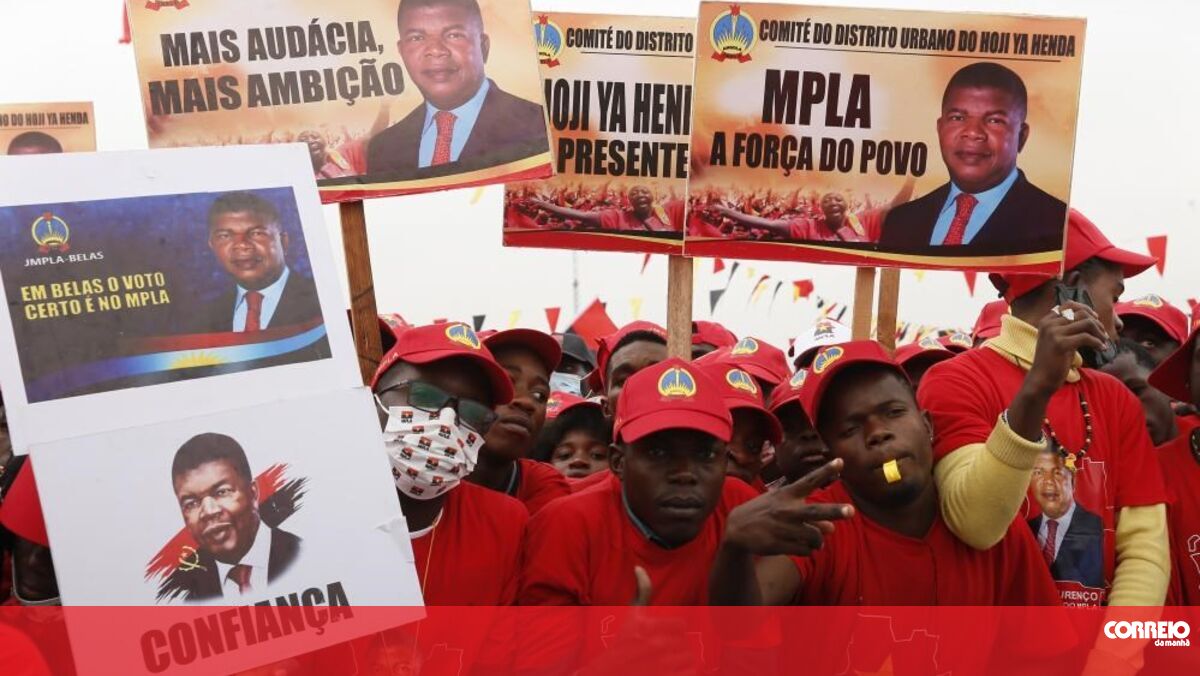 The march was stopped by the police in Luanda, and the journalist was detained for several hours