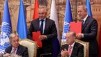 Assinado em Istambul acordo que permite exportações de cereais bloqueados pela Rússia nos portos ucranianos