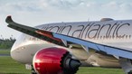 Homem alcoolizado tenta arrombar janelas de avião durante voo transatlântico