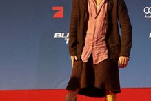 Brad Pitt surge em evento vestido com saia e gera polémica