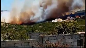 "Não deixam passar": Morador conta ao CM aparato junto ao incêndio que mobiliza mais de 170 bombeiros 