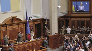 Bandeira da UE hasteada no Parlamento de Kiev
