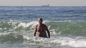 Marcelo inicia visita ao Brasil com mergulho em Copacabana e sem encontro com Bolsonaro