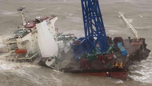 27 pessoas desaparecidas após barco partir-se em dois na China
