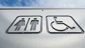 "É importante e legal" espaços separados para homens e mulheres: Reino Unido quer abolir casas de banho mistas 