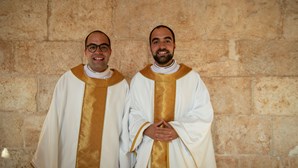 Irmãos gémeos de 24 anos foram ordenados padres nos Jerónimos