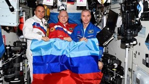 Astronautas russos desfraldam bandeiras de regiões separatistas da Ucrânia no espaço