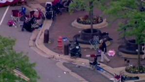 Cadeiras e carrinhos de bebé deixados para trás: Imagens aéreas mostram cenário do crime em Chicago