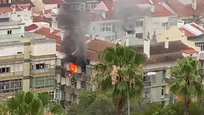 Fogo consome prédio em Dafundo, Oeiras
