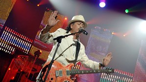 Carlos Santana desmaia durante concerto devido ao calor e desidratação