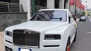 Rolls-Royce de 1 milhão de euros é bloqueado pela EMEL perto do El Corte Inglés em Lisboa