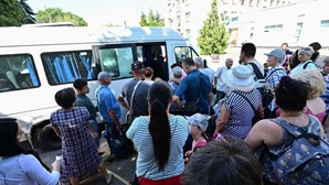 Centenas de civis fogem de Sloviansk