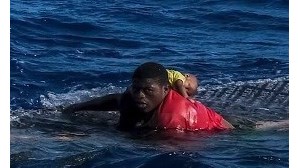 "Herói do Mediterrâneo": Jovem salva vida a bebé de quatro meses em naufrágio na Líbia