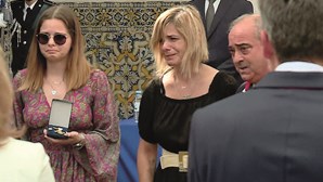 Marcelo entrega condecoração à família do agente Fábio Guerra