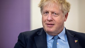 Boris Johnson engana-se e elogia "liderança inspiradora" de Putin em vez de Zelensky