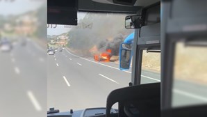Carro completamente destruído pelas chamas na A8 em Loures