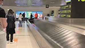 Mala com 25 quilos de cocaína apreendida no aeroporto de Lisboa