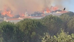 Incêndio deflagra junto ao centro comercial Ubbo, na Amadora. Veja as imagens