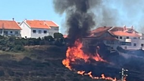 Mais de 40 bombeiros e um meio aéreo combatem chamas que ameaçam zona residencial na Amadora