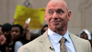 Vince McMahon reforma-se da WWE após escândalos enquanto CEO