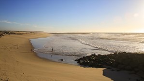 Todas as praias de Espinho e cinco de Gaia interditas a banhos por contaminação com bactéria