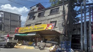 Mais de 800 réplicas do sismo nas Filipinas que causou cinco mortos obriga população a dormir fora das habitações