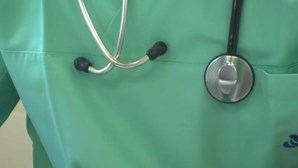 Profissionais de saúde pedem escusa devido a "pressão e condições sub-humanas", alerta Iniciativa Liberal