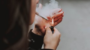 Governo quer proibir venda de tabaco em máquinas automáticas e fumar junto de escolas, faculdades ou hospitais