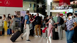 Centenas de passageiros cujos voos foram ontem cancelados tiveram de esperar horas em filas no Aeroporto Humberto Delgado, em Lisboa